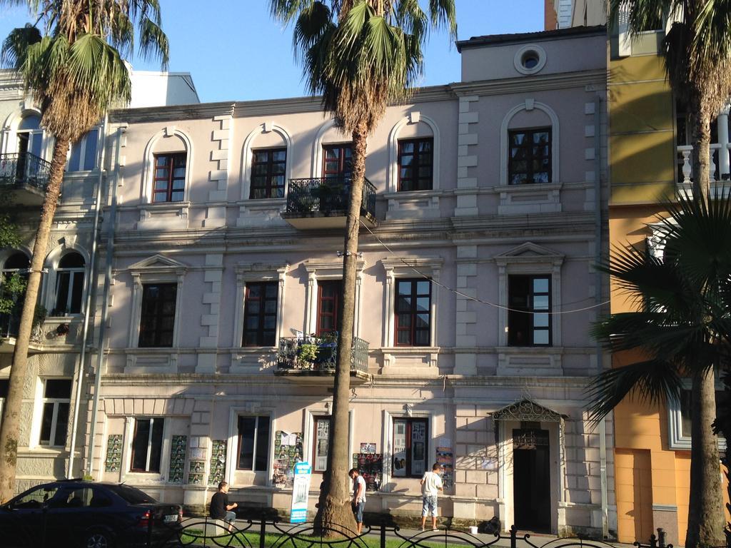 Cheap And Chic Apartment Batumi Bagian luar foto