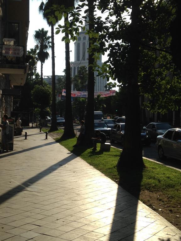 Cheap And Chic Apartment Batumi Bagian luar foto