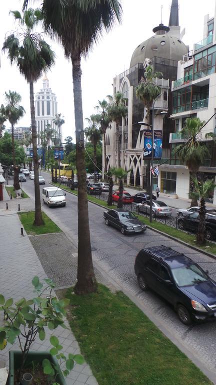 Cheap And Chic Apartment Batumi Bagian luar foto